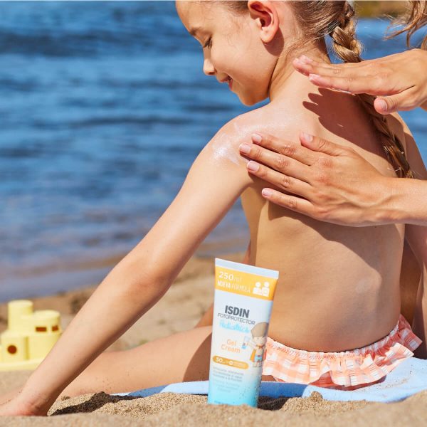 Isdin pediatrics gel crema SPF 50 es un protector que hidrata como una crema y refresca como un gel. Ideal para toda la familia.