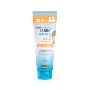 Isdin pediatrics gel crema SPF 50 es un protector que hidrata como una crema y refresca como un gel. Ideal para toda la familia.